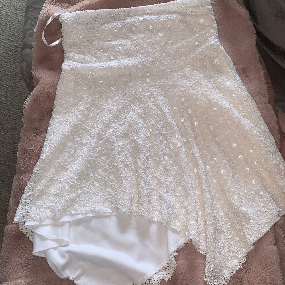 White textured print skirt from Le Chateau